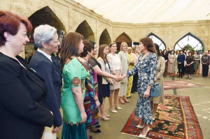 Erste Vizepräsidentin Aserbaidschans Mehriban Aliyeva trifft Ehefrauen von Leitern diplomatischer Vertretungen