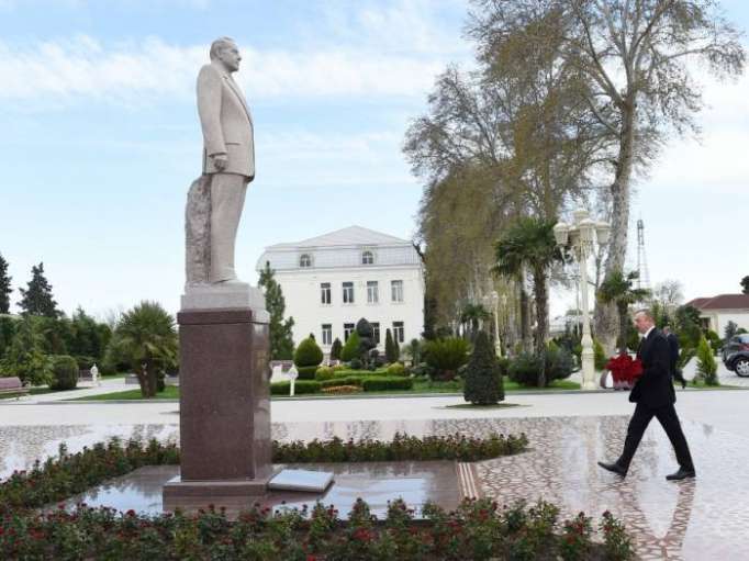 Präsident Ilham Aliyev zu Besuch im Rayon Barda