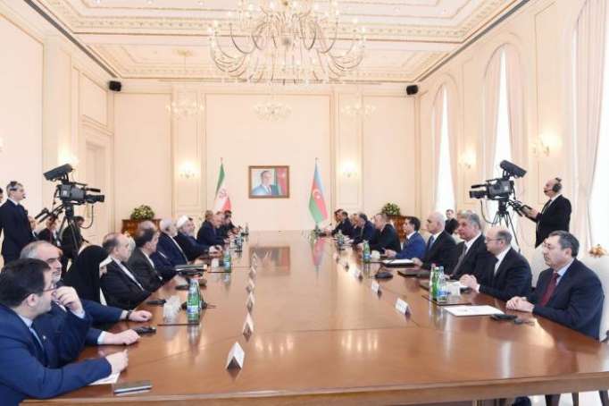 Treffen von Staatspräsident Ilham Aliyev und dem Präsidenten Irans Hassan Rouhani im erweiterten Format