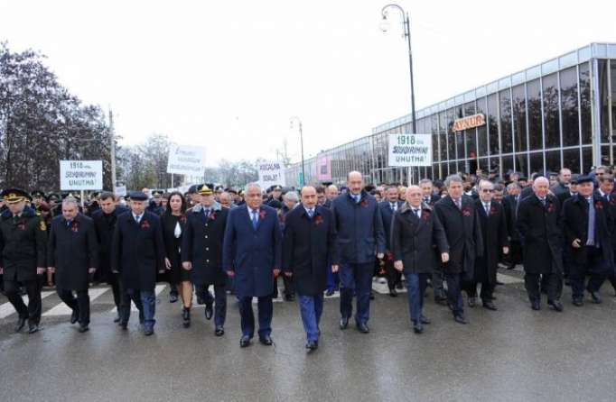 Miles de personas marchan hasta el cementerio del genocidio de Guba- FOTO