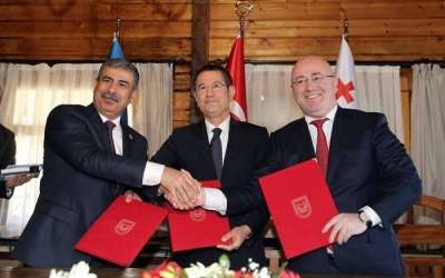 Azerbaiyán, Turquía y Georgia firman un memorando de entendimiento en el ámbito de la defensa