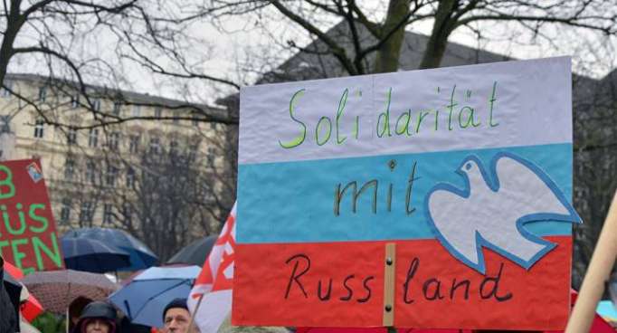 Ostermarsch in Berlin: Warnung vor „Nato-Strichjungen“ und vor „Absturz in Barbarei“