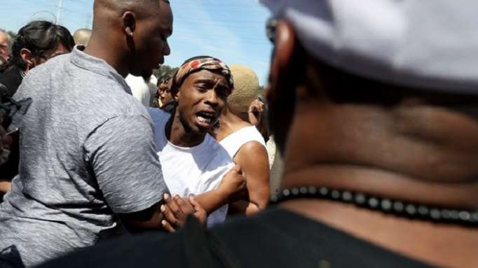 Noir tué par la police: funérailles sous tension