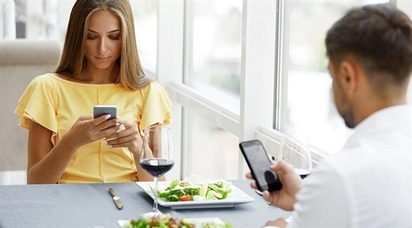 استخدام الهاتف أثناء تناول الطعام يقضي على سعادتك