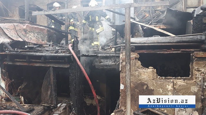 Bakıda 5 otaqlı ev yanıb
