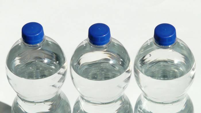 Los aeropuertos españoles deberán vender botellas de agua al precio máximo de un euro