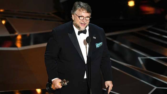 Guillermo del Toro recibe el Óscar a mejor director por 