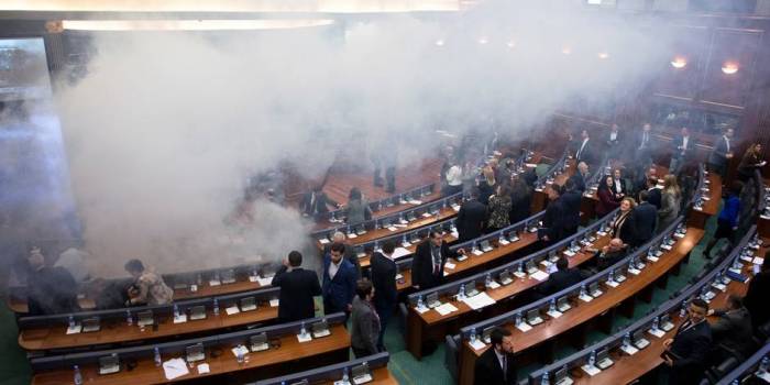 Kosovo: jet de gaz lacrymogène au Parlement