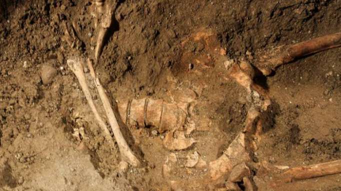 Archäologen finden Überreste einer Frau, die noch nach ihrem Tod Kind zur Welt brachte