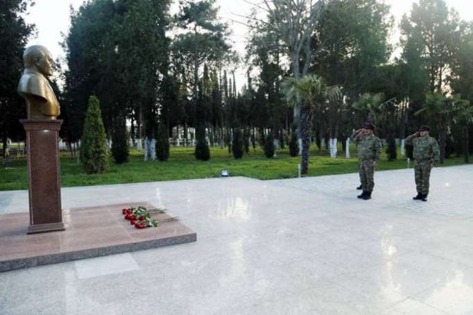 Zakir Hasanov en las unidades militares