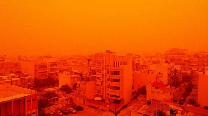 Grèce: Le ciel orangé donne une impression d