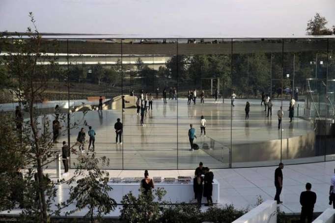 Apple employees call 911 after walking into glass walls