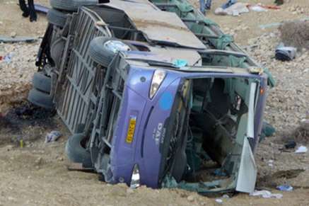 19 dead, 25 injured in bus crash in Philippines