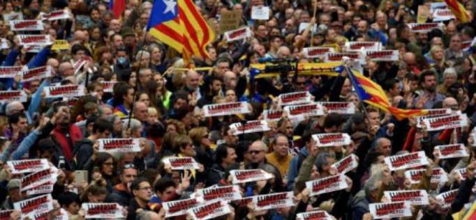 Des manifestants pro-Puigdemont bloquent les routes en Catalogne