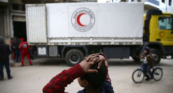 Un convoy humanitario de la Media Luna Roja espera entrar en Guta Oriental