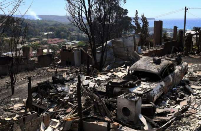 Hundreds flee Australian bushfires that kill cattle, destroy homes