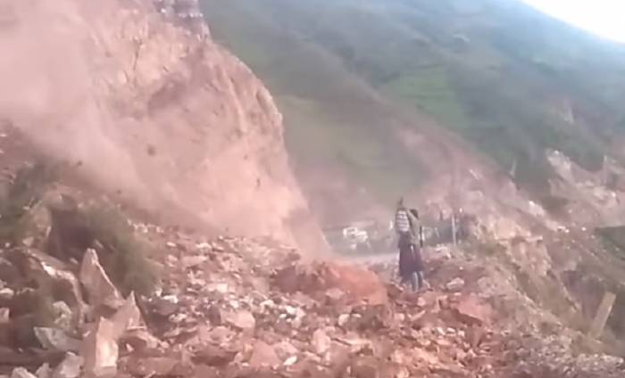 Mujer es sepultada por un alud mientras grababa con su celular