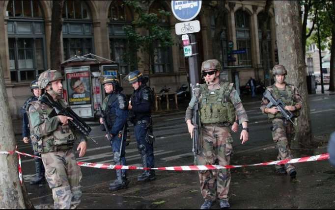 Un coche trata de atropellar a varios militares en Francia
