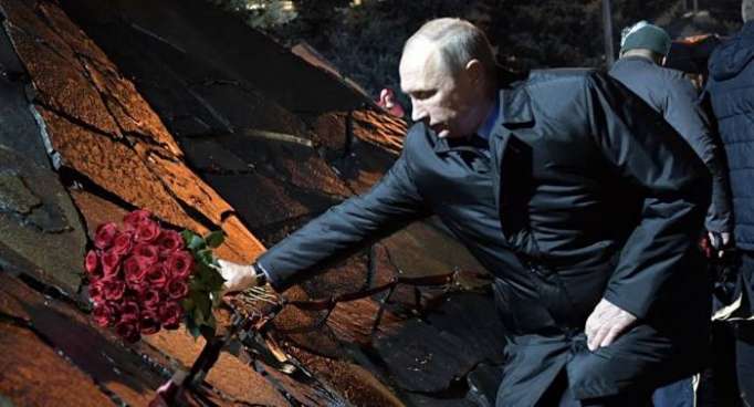 بوتين يضع الزهور على النصب التذكاري لضحايا حريق كيميروفو