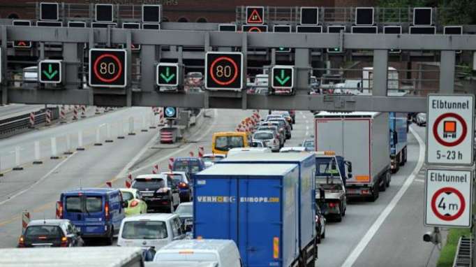 Betrunkene parken Auto in Elbtunnel - Vollsperrung
 
 