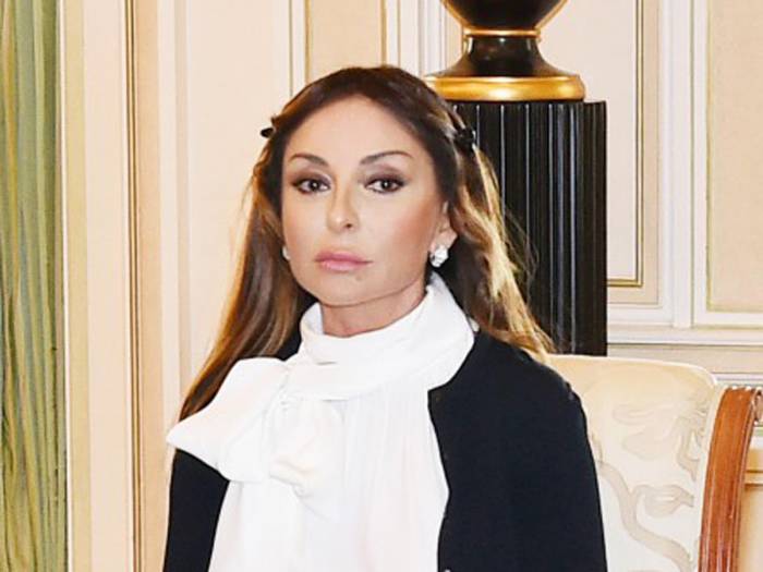  First Vice-President Mehriban Aliyeva congratulates teachers 