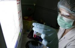 اخبار العالم اليوم - للمرة الأولى في العالم...طبيب جزائري يكتشف علاجا لمرض شلل الأطفال