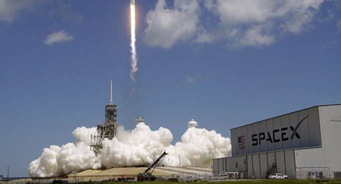 SpaceX lanza al segundo intento un cohete Falcon 9 con un satélite español