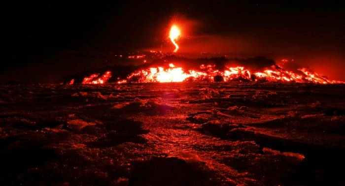بركان (جيمس بوند) في اليابان ينفث رمادا ودخانا لآلاف الأمتار