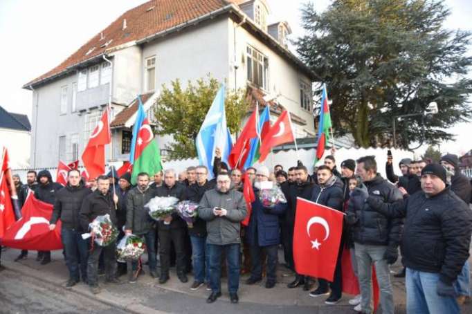 بعد تعرضها لاعتداء .. أتراك يتضامنون مع سفارتهم في العاصمة الدنماركية “كوبنهاغن”