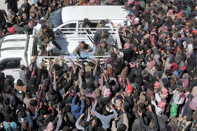 مقتل 41 مدنياً في الغوطة وعفرين.. وفرار 200 ألف جراء القصف