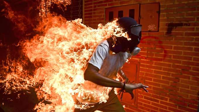 "World Press Photo" zeigt Mann in Flammen