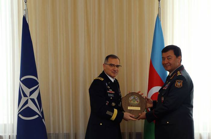 Le ministre azerbaïdjanais de la Défense rencontre le général de l