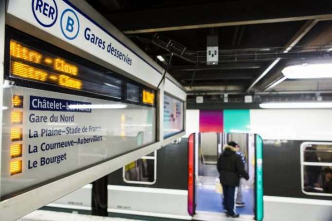 Passengers of Paris suburban line enter train through windows- NO COMMENT