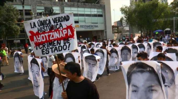 Mexicanos marchan por desaparición de 43 meses de estudiantes