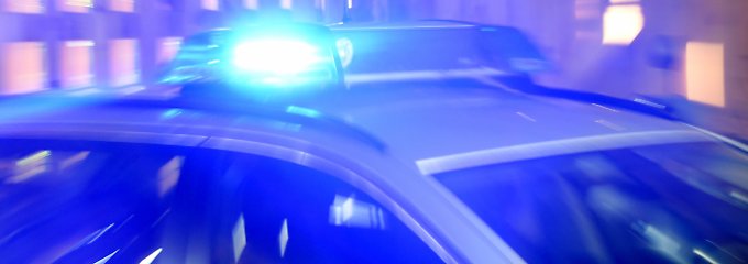 Mann greift sich Kind und springt vor Zug