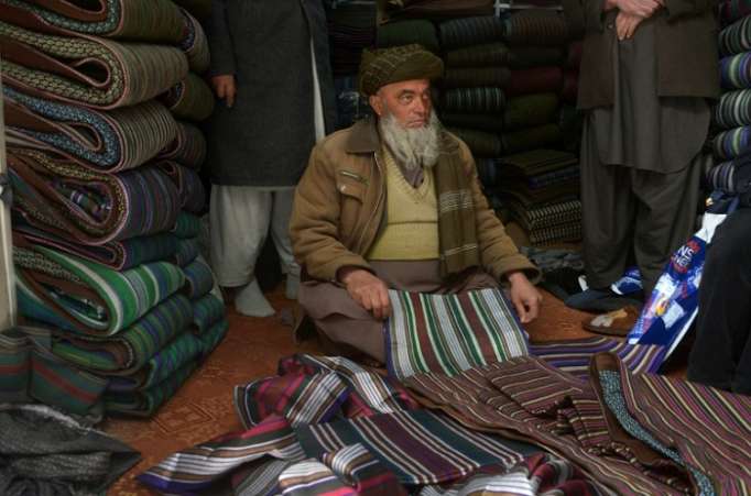 En Afghanistan broderies locales contre burqas chinoises