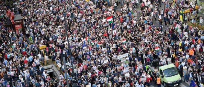 Hongrie : des dizaines de milliers de manifestants contre Orban