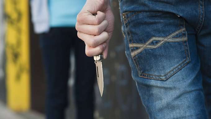 Mindeststrafe für Messerstecher gefordert