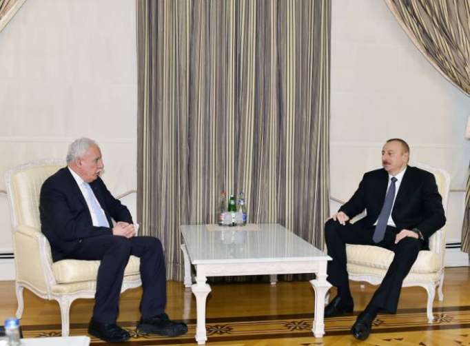 Ilham Aliyev recibe al ministro palestino de Exteriores