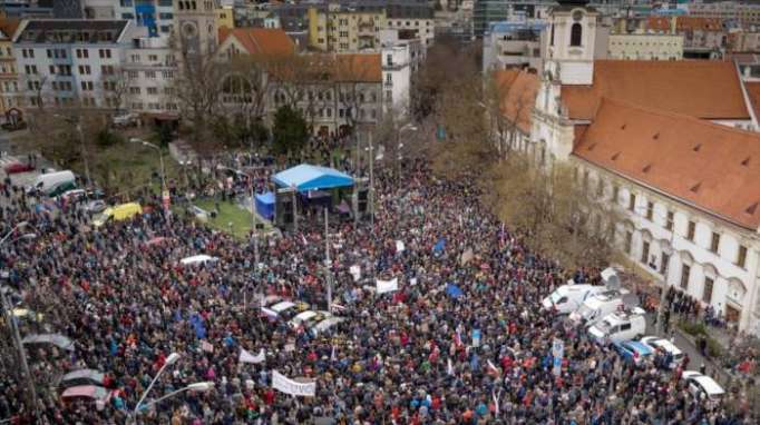 Marchan en Eslovaquia por el asesinato del periodista Jan Kuciak