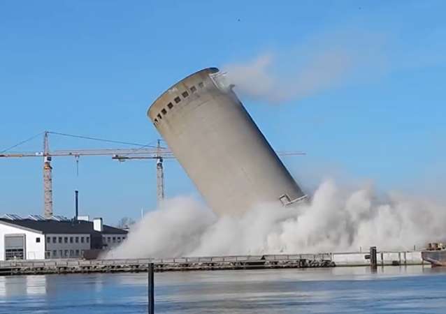 Una torre se cae sobre una biblioteca tras una demolición fallida en Dinamarca