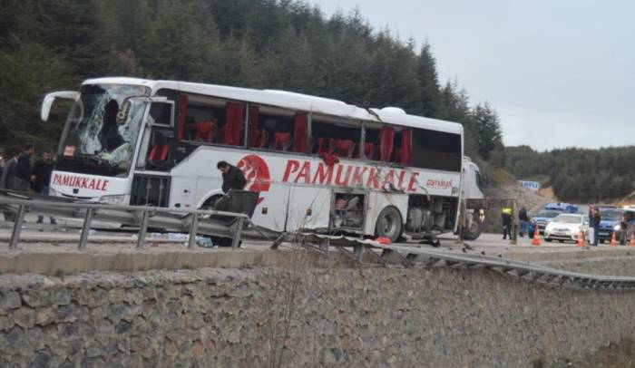 Türkiyədə avtobus qəzası: Ölən və xeyli yaralı var