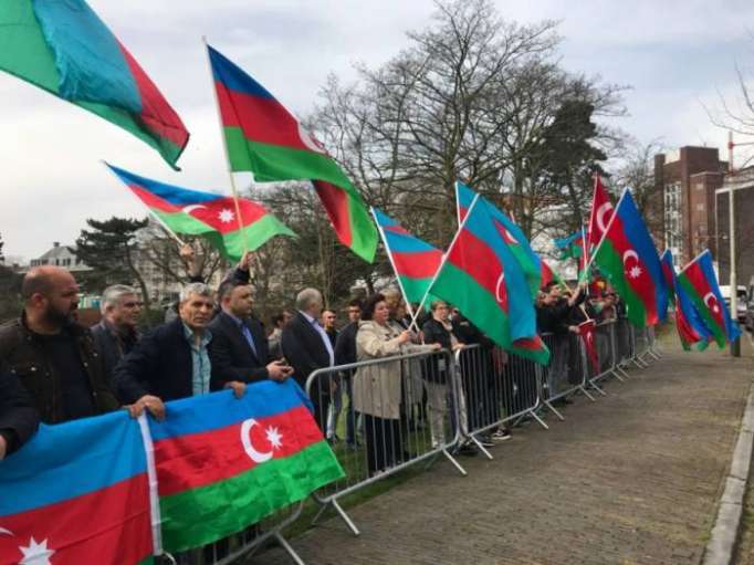 Azərbaycanlılar Niderlandda həmrəylik aksiyası keçirib - FOTOLAR
