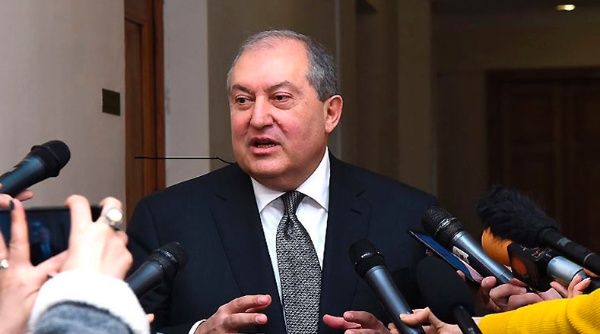 Exprimer ministro Sarkissian de Armenia es elegido presidente