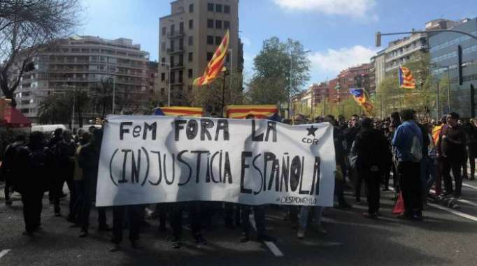 Los Mossos desalojan a manifestantes concentrados en el acto del Rey en Barcelona
