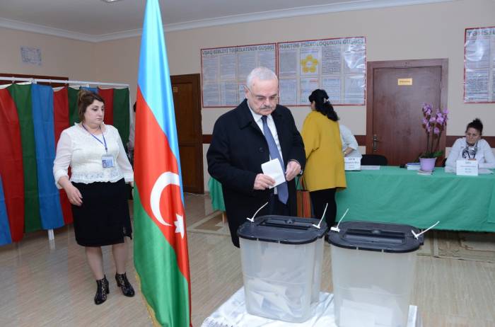 Azerbaijani PM votes in presidential elections