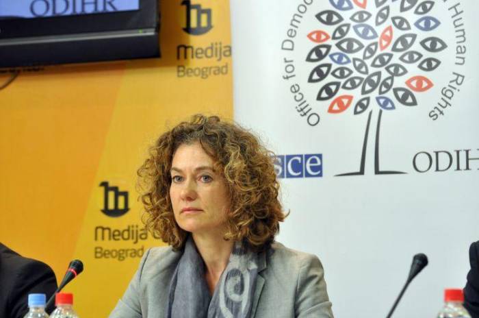 La jefa de la misión de observación  ODIHR OSCE monitorea el proceso de votación