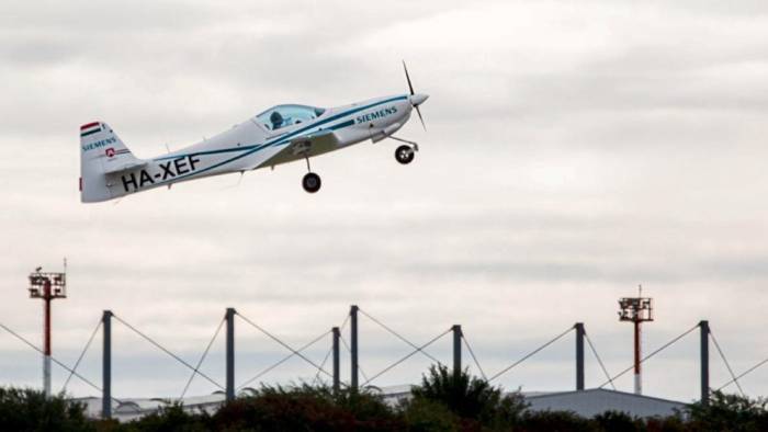 Mann springt aus Flugzeug und macht unglaubliches VIDEO