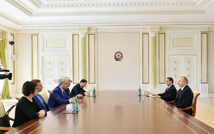 Ilham Aliyev recibe a las delegaciones distintas