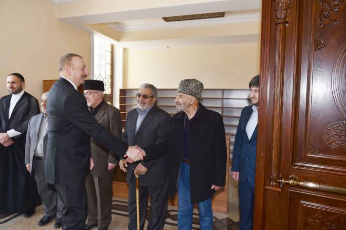 Staatspräsident Ilham Aliyev besucht neu gebaute Haji-Javad-Moschee